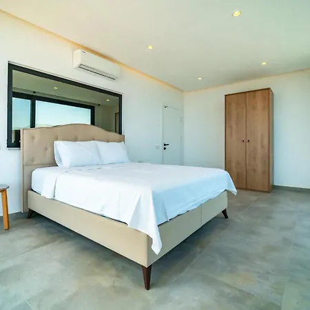 Deniz Manzarali Genis Tatil Villasi *