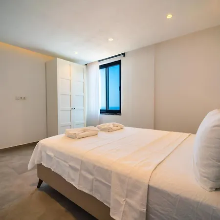 Deniz Manzarali Genis Tatil Villasi Kaş