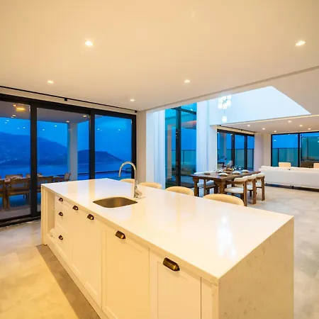 Deniz Manzarali Genis Tatil Villasi Villa Kaş